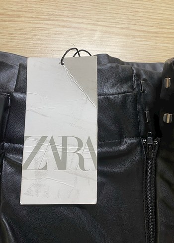 Kışlık Kadın Siyah Deri Kemerli Mini Şort - Görsel 3