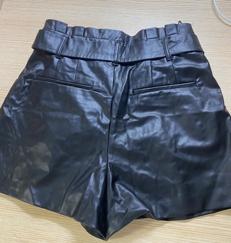 Kışlık Kadın Siyah Deri Kemerli Mini Şort - Görsel 2