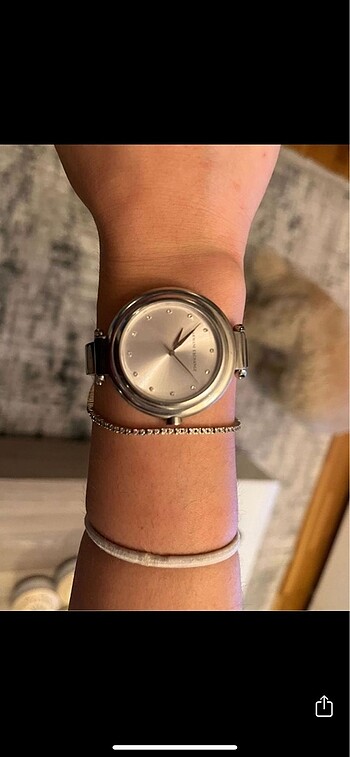 armani saat