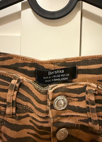 Düğmeli Kahverengi Zebra Desenli Mini Şort - Görsel 3