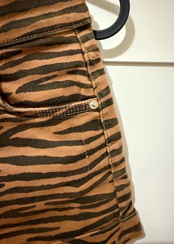 Düğmeli Kahverengi Zebra Desenli Mini Şort - Görsel 2