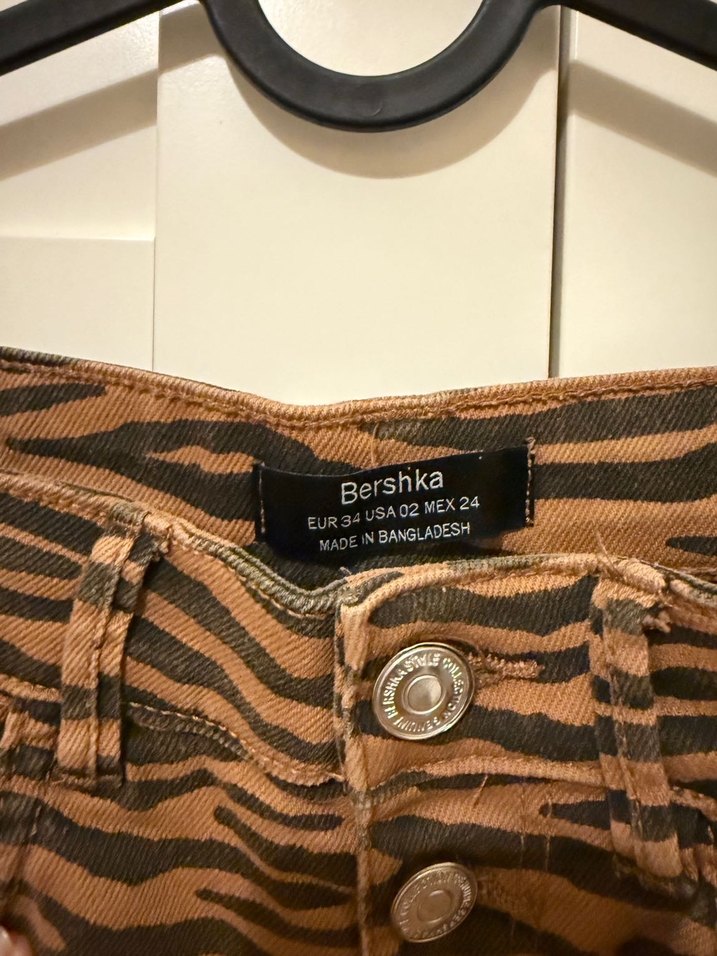 Düğmeli Kahverengi Zebra Desenli Mini Şort - Görsel 3