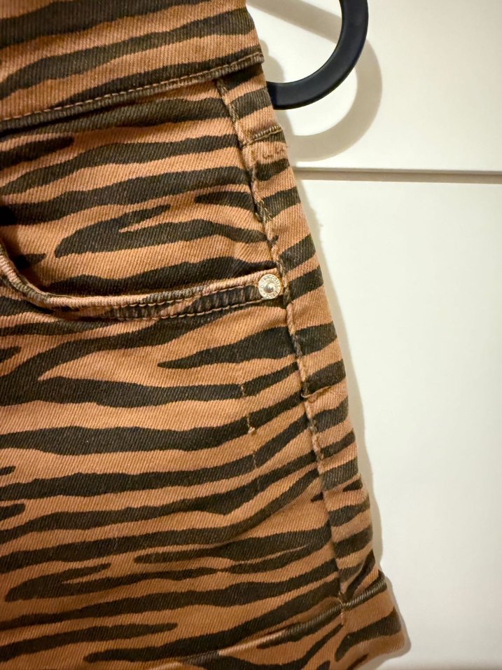 Düğmeli Kahverengi Zebra Desenli Mini Şort - Görsel 2