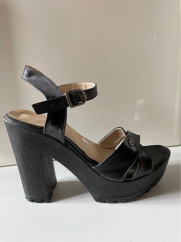 Yazlık siyah topuklu sandalet