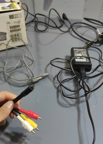 Sony Video Kamera Adaptörü - Şarj aleti ve kabloları - Görsel 3