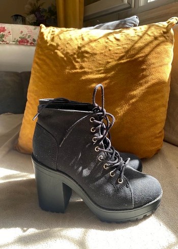 Siyah Süet Bağcıklı Topuklu Kadın Bot H&M - Görsel 5