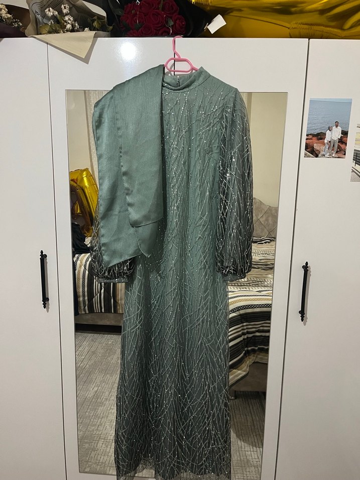 Su yeşili simli abiye aynı tonda şalıyla beraber satılıyor - Görsel 3