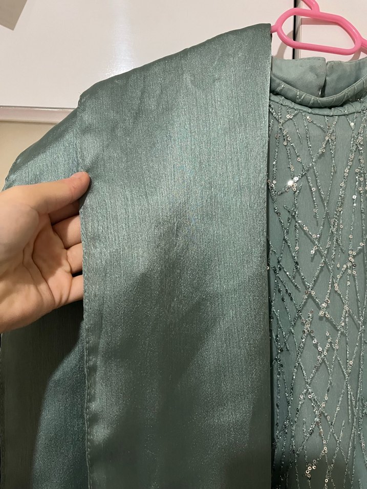 Su yeşili simli abiye aynı tonda şalıyla beraber satılıyor - Görsel 4