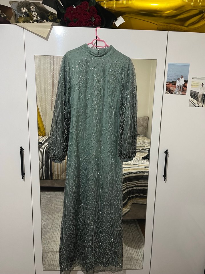 Su yeşili simli abiye aynı tonda şalıyla beraber satılıyor - Görsel 2