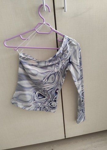 mavi Batik Desenli Tek Omuz Mini Bluz