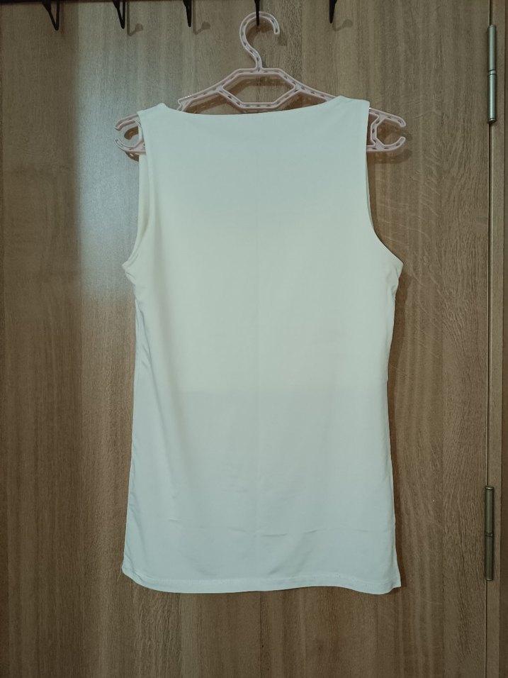 Beyaz V Yaka Kadın Atlet - Görsel 2