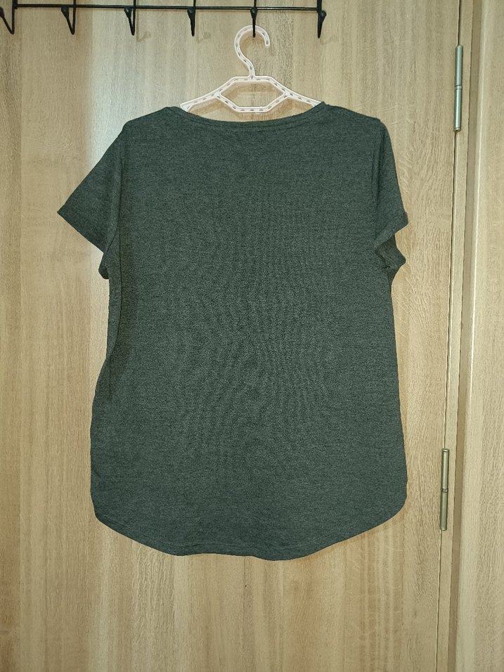 Siyah Payet Cepli Gri V Yakalı Tişört - Görsel 2