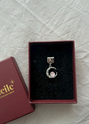 Parlak Payetli Parisian Gotik Charm