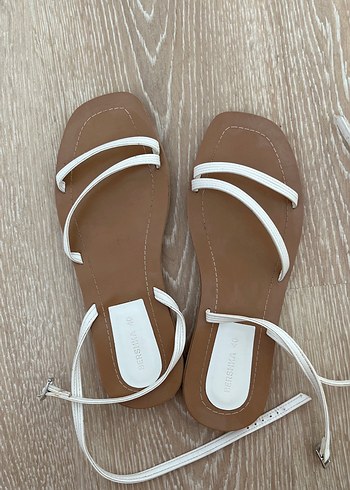 Beyaz Minimalist Dolgu Topuklu Kadın Sandalet