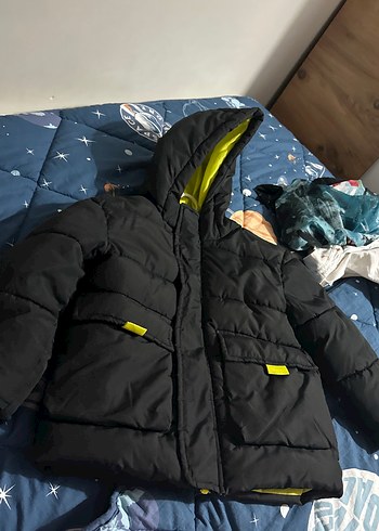 Siyah Kapüşonlu Erkek Çocuk Mont