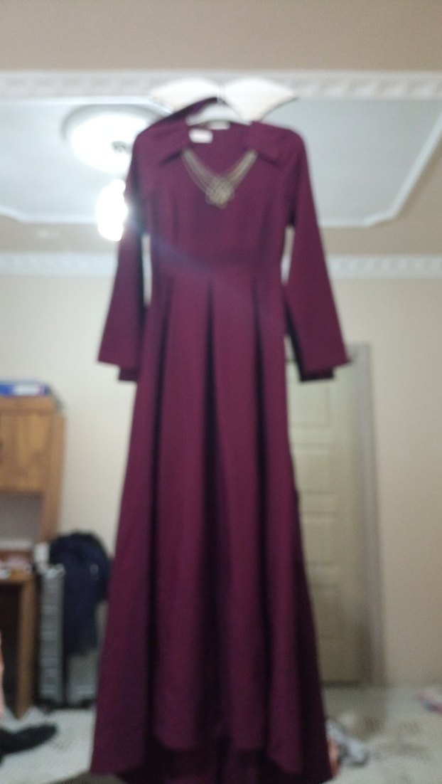 Zincir Detaylı Bordo Uzun Elbise - Görsel 2