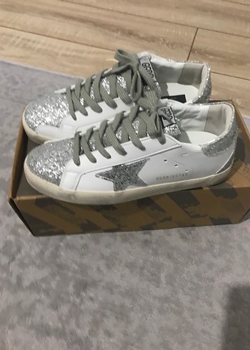 Golden Goose Deluxe Gri Sim Detaylı Beyaz Kadın Spor Ayakkabı