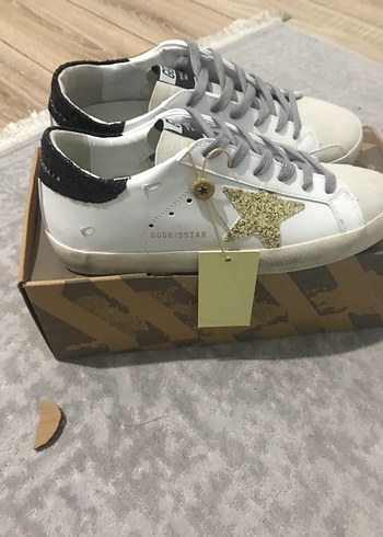 Golden Goose Deluxe Kadın Beyaz Spor Ayakkabı Gri Bağcıklı