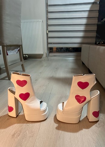 Beyaz Kalp Desenli Platform Topuklu Ayakkabı - Görsel 2