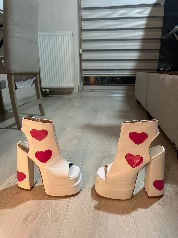 Beyaz Kalp Desenli Platform Topuklu Ayakkabı - Görsel 2