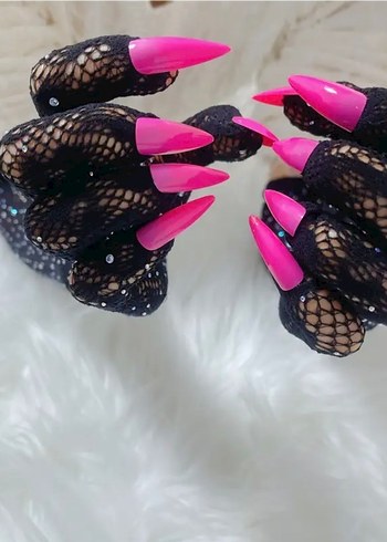 Dantel Detaylı Siyah Parlak Pul ve Tırnaklı Gotik Eldiven - Görsel 3