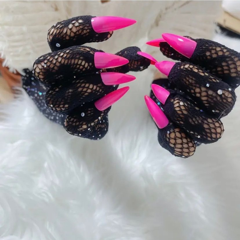 Dantel Detaylı Siyah Parlak Pul ve Tırnaklı Gotik Eldiven - Görsel 3