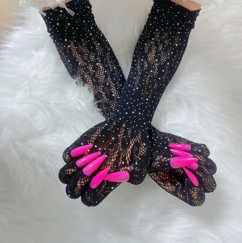 Dantel Detaylı Siyah Parlak Pul ve Tırnaklı Gotik Eldiven - Görsel 5