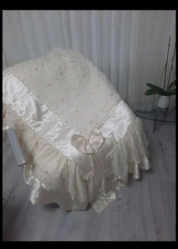 Bellona İşlemeli Beyaz Parlak Yatak Örtüsü