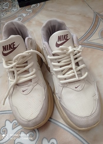 Nike Beyaz Bağcıklı Kadın Spor Ayakkabı