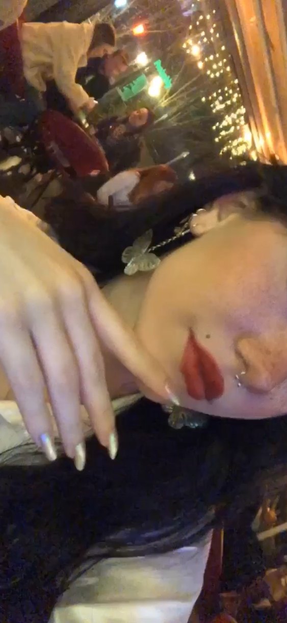 şeffaf Kelebek figurlu parlayan küpeler - Görsel 2