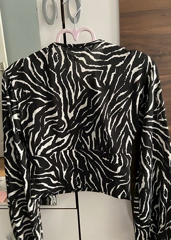 Kısa Kesim Siyah Zebra Desenli Kadın Bluz