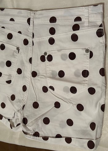 Düğmeli Beyaz Puantiyeli Midi kadın Şortu - Görsel 2