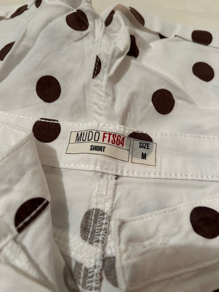 Düğmeli Beyaz Puantiyeli Midi kadın Şortu - Görsel 3