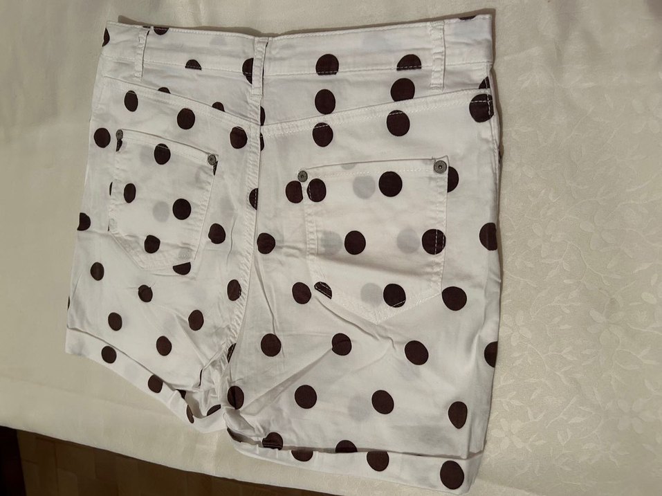 Düğmeli Beyaz Puantiyeli Midi kadın Şortu - Görsel 2