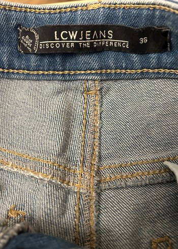 Kadın Mavi Yırtık Denim Mini Şort - Görsel 3