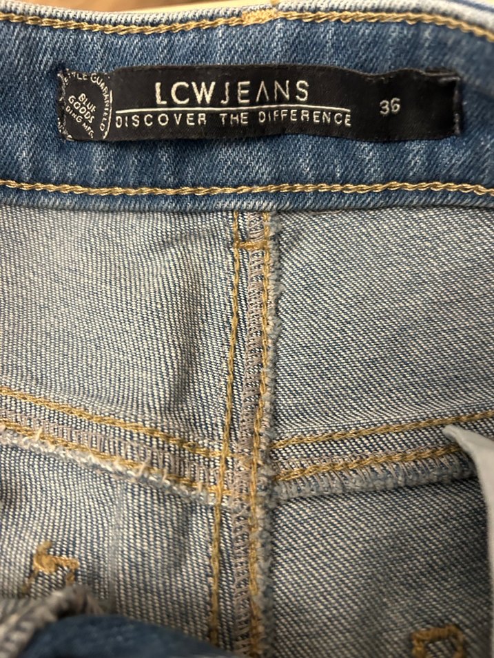 Kadın Mavi Yırtık Denim Mini Şort - Görsel 3