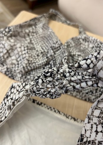 Gri Yılan Desenli Bikini Takımı - Görsel 2