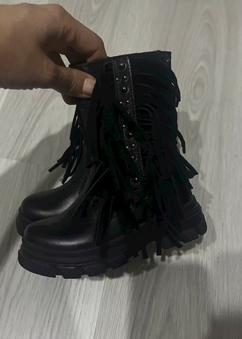 26 Beden Siyah Deri Püsküllü Yüksek Topuklu Gotik Bot