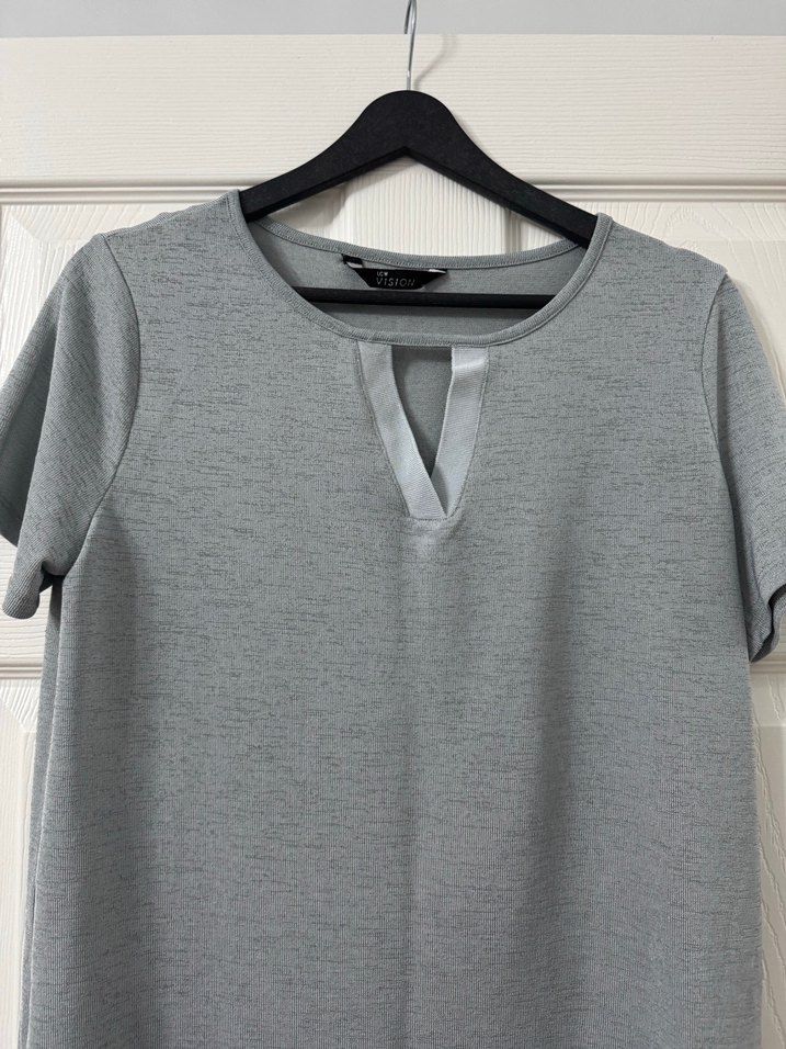 Gri V Yaka Kısa Kollu Rahat Tişört - Görsel 2