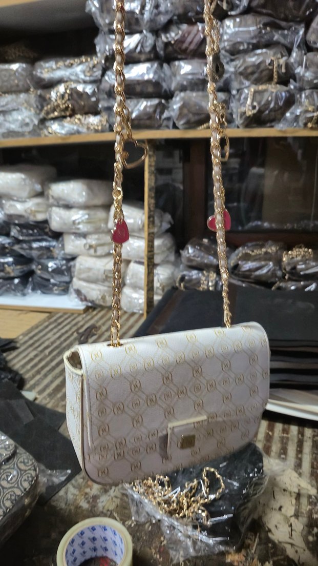 Zincir Detaylı Beyaz Yılan Desenli Kadın Çanta - Görsel 4