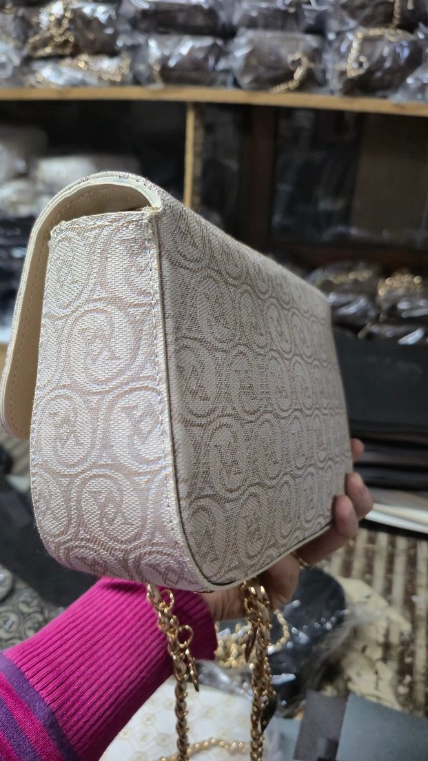 Zincir Detaylı Beyaz Yılan Derisi Desenli Kadın Çanta - Görsel 3