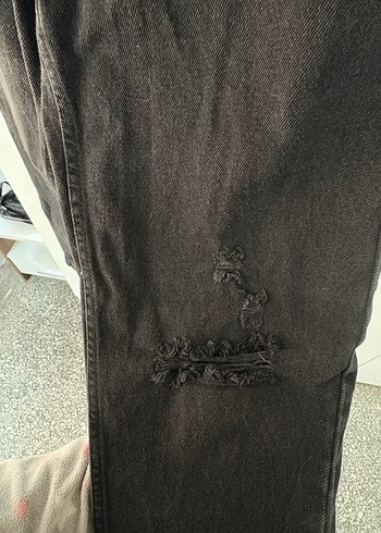 28 Beden siyah Renk Siyah Bol Kesim Midi Yırtık Detaylı Kot Pantolon