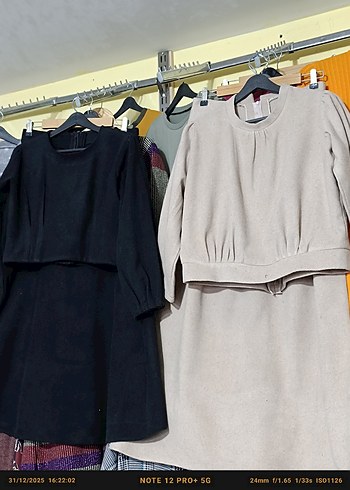 üst ve etek ince kaşe siyah ve kirem renkler var - Görsel 4