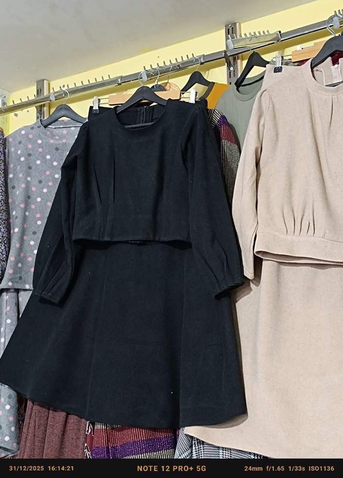 üst ve  etek  ince kaşe siyah ve kirem renkler var - Görsel 3