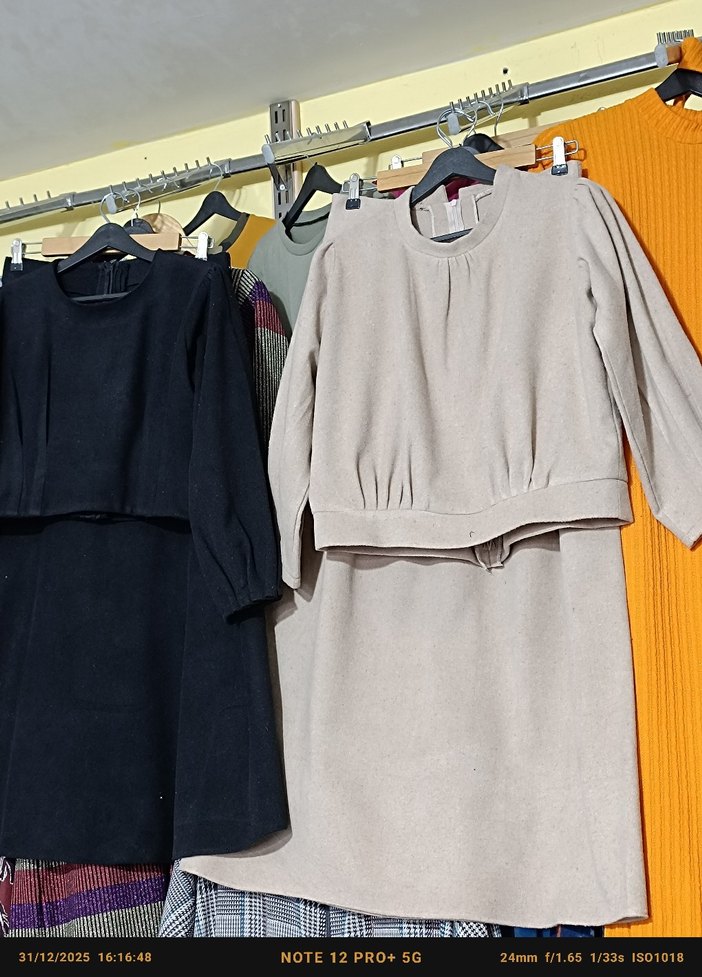 üst ve  etek  ince kaşe siyah ve kirem renkler var - Görsel 2