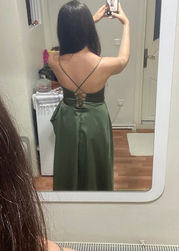 Uzun yeşil arkası ipli abiye - Görsel 2