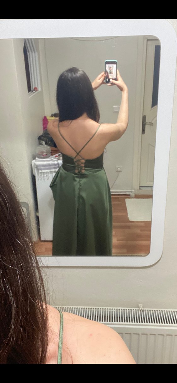 Uzun yeşil arkası ipli abiye - Görsel 2