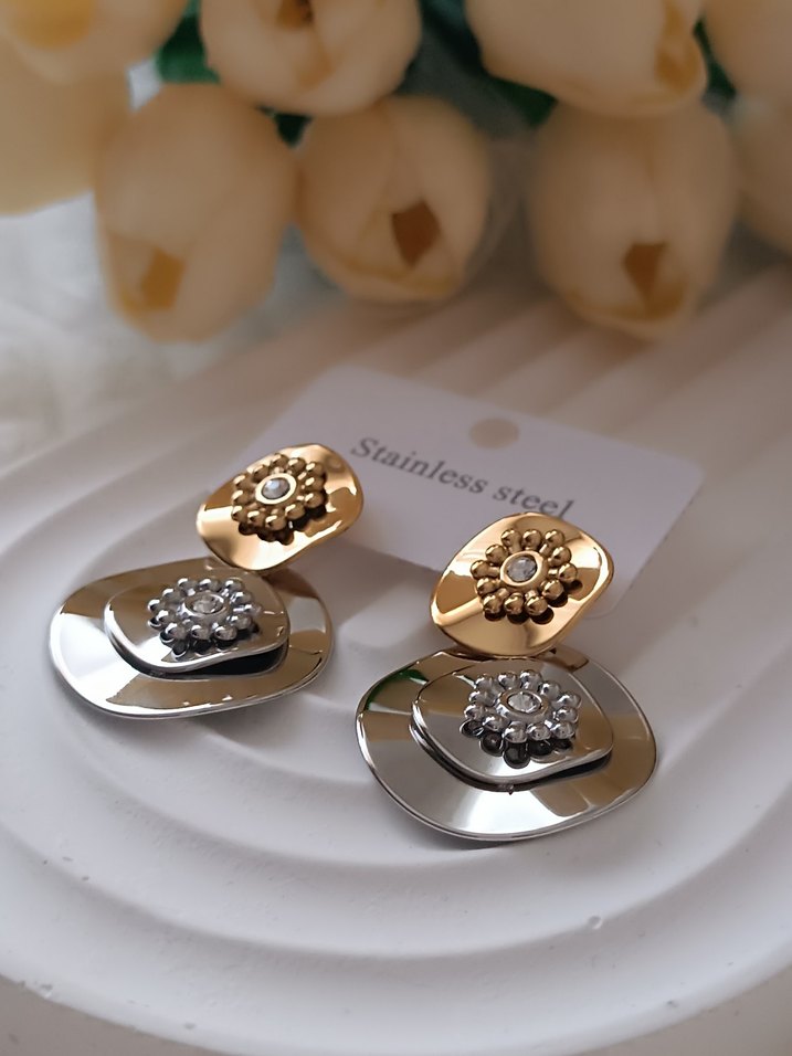 Altın ve Gümüş Renkli Mini Çiçek Küpeler - Görsel 2