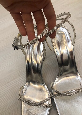 39 Beden gri Renk Gümüş taşlı önü açık topuklu ayakkabı