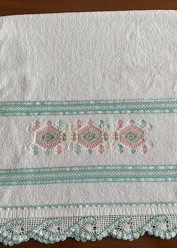 Nakışlı Pastel Renkli Beyaz Havlu